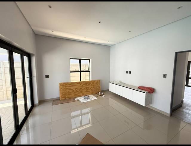 5 BEDROOM HOUSE FOR SALE IN TAFELZICHT